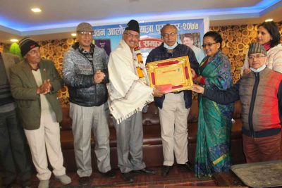 भीष्म उप्रेतीको नियात्रा कृति पुरस्कृत भीष्म उप्रेतीको नियात्रा कृति पुरस्कृत