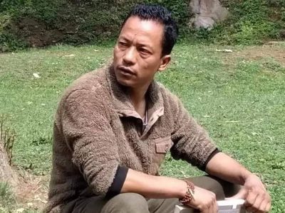 घाम तापिरहेको बुद्धिजीवी घाम तापिरहेको बुद्धिजीवी
