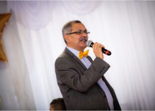 दम्भको किल्लामा उभिएर