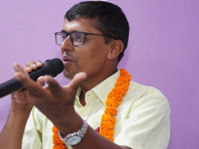 छन्दकवि पुरूषोत्तम आचार्यलाई सम्मानित गरिँदै