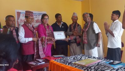 फुयाल र थापामगरलाई सम्मानित गर्दै प्रलेस अधिवेशन   