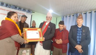 हरि अभिनव विद्वत् प्रतिभा पुरस्कार अर्पण गर्दै कवि गोष्ठी