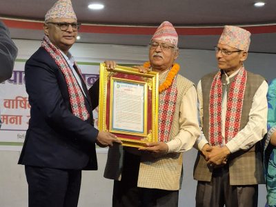 झापाली मिलन केन्द्रद्वारा हास्यव्यङ्ग्यकार लुइँटेल सम्मानित