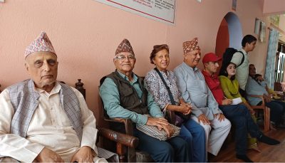 साहित्यकार  पोखरेलका हातबाट स्रष्टाहरूले टीका जमरा ग्रहण गरे