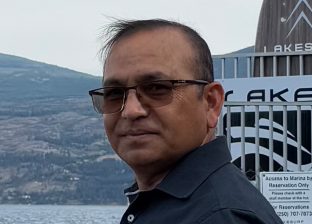 भिडमा एक्लो म