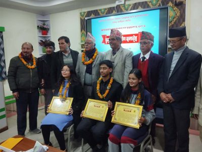 खाइराइड हास्यव्यङ्ग्य निबन्ध प्रतियाेगिताकाे पुरस्कार समर्पण