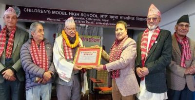 हास्यव्यङ्ग्यकार लुइँटेललाई स्रष्टा सम्मान/पुरस्कार अर्पण