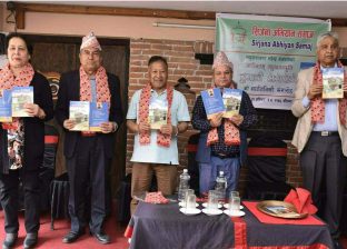 स्रष्टा नेउपानेको लघुकथाकृति ‘चुनावी सेरोफेरो’ विमोचित स्रष्टा नेउपानेको लघुकथाकृति ‘चुनावी सेरोफेरो’ विमोचित