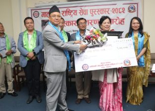 प्रा. तुलाधरलाई मातृभाषा राष्ट्रिय सेवा पुरस्कार–२०८२ प्रदान
