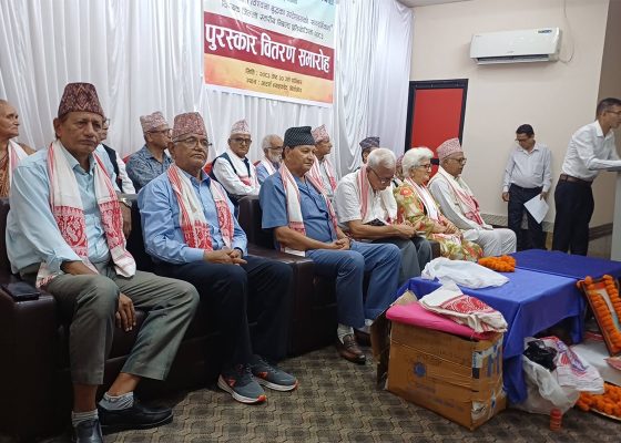 निबन्ध लेखन प्रतियोगितामा उत्कृष्ट प्रतियोगीलाई पुरस्कार