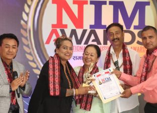 गीता अधिकारीलाई सर्वोत्कृष्ट गीतकार महिला (सुगम संगीत)को अवार्ड गीता अधिकारीलाई सर्वोत्कृष्ट गीतकार महिला (सुगम संगीत)को अवार्ड