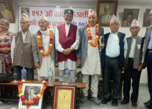 साहित्यकार भुवनहरि सिग्देललाई आदिकवि भानुभक्त पुरस्कार अर्पण