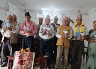 साहित्यकार हाेम सुवेदीकाे ‘मुलुकबाहिरबाट’ घुम्टी खोली साहित्यकार हाेम सुवेदीकाे ‘मुलुकबाहिरबाट’ घुम्टी खोली