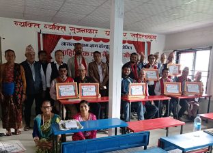साहित्यिक गोष्ठीमा विद्यालयहरू सम्मानित