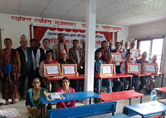 साहित्यिक गोष्ठीमा विद्यालयहरू सम्मानित