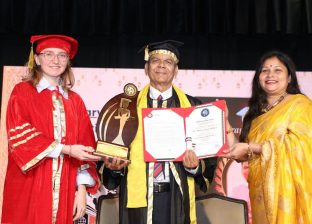 गीतकार तथा उपन्यासकार डा. उपाध्यायलाई दशौं मानार्थ विद्यावारिधि गीतकार तथा उपन्यासकार डा. उपाध्यायलाई दशौं मानार्थ विद्यावारिधि